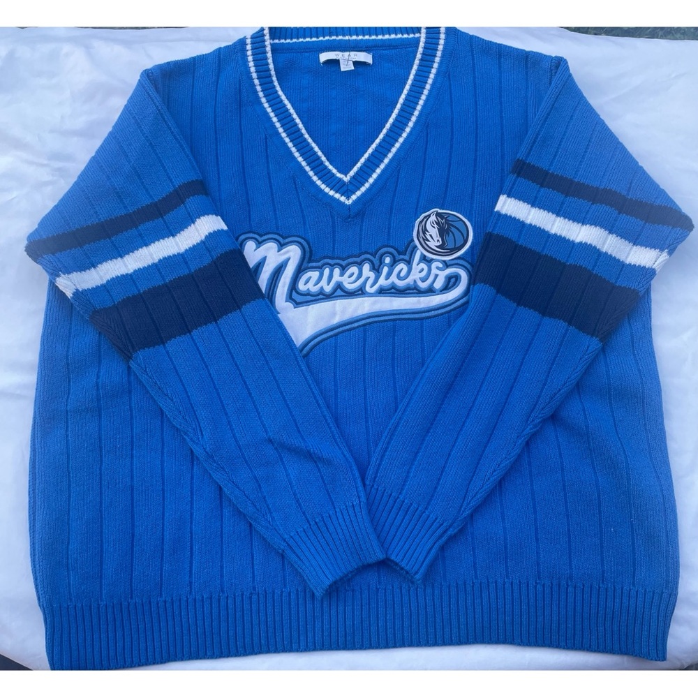 WEAR by Erin Andrews Women's NBA Dallas Mavericks Knit V-Neck Sweater Blue M
